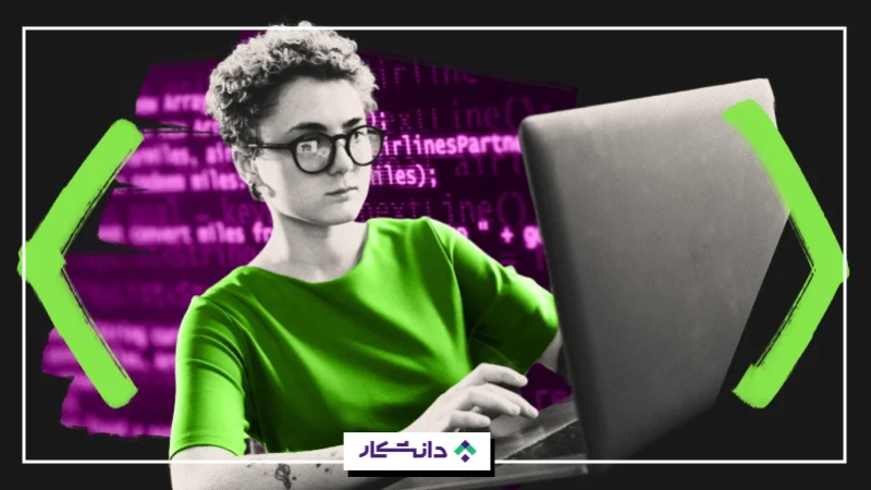 دانش اموز در حال برنامه نویسی