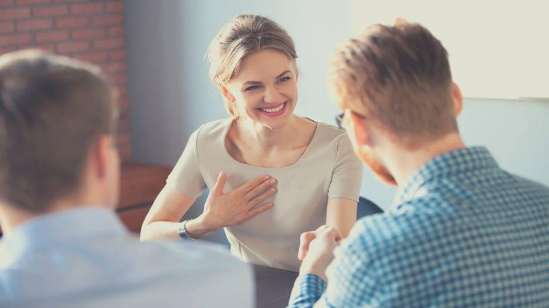 با متقاضیان مانند مشتریان خود رفتار کنید