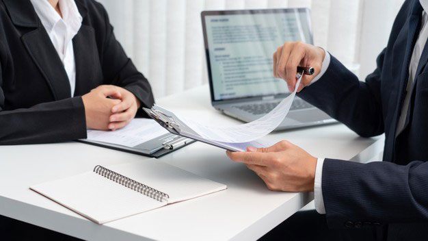 مصاحبه استخدامی و چک کردن رزومه