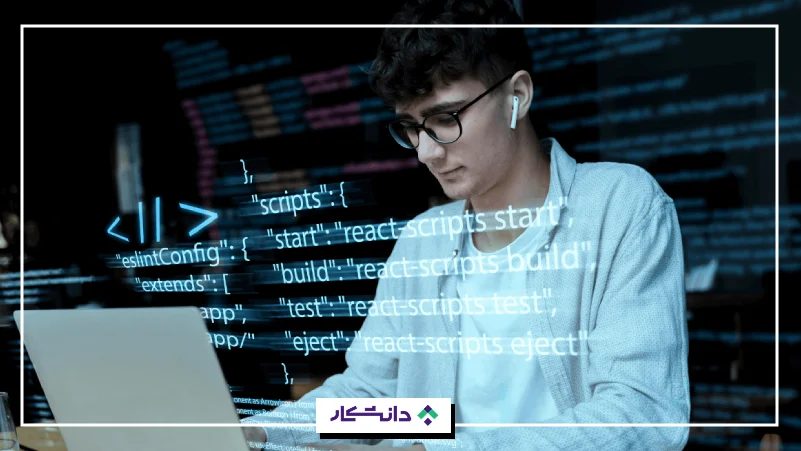 دانش اموز در حال یادگیری مبانی برنامه نویسی