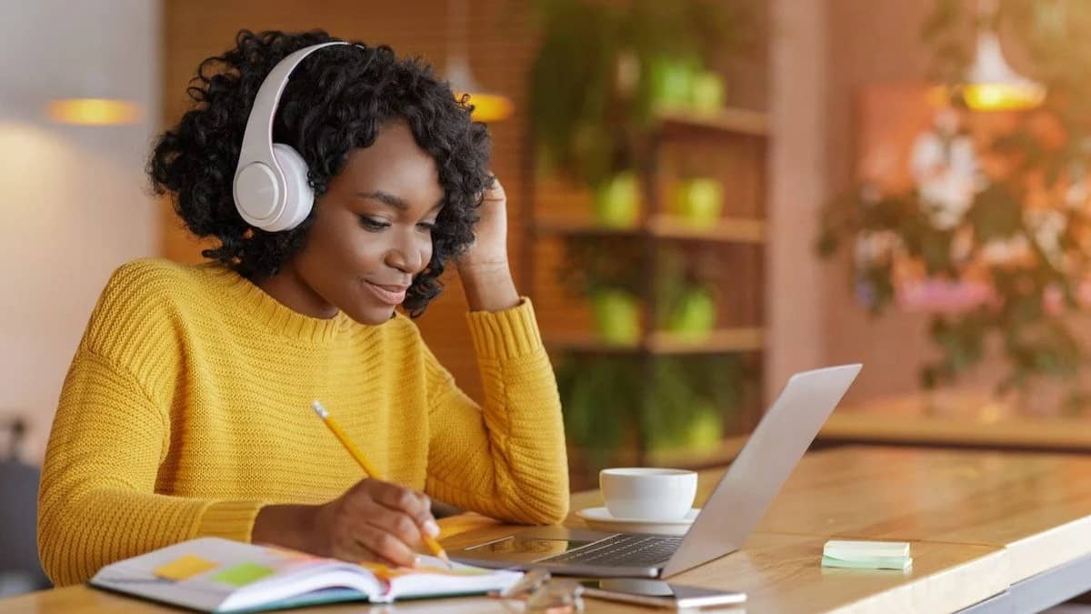 گوش دادن به موسیقی 