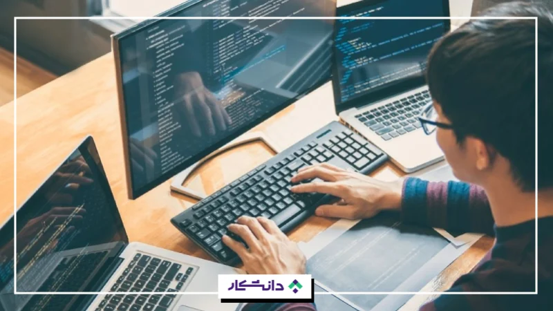 یک نفر درحال برنامه نویسی
